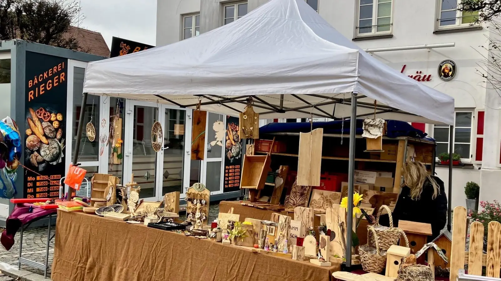 Am Herbstmarkt findet man auch Handwerklich-Kreatives aus Holz. (Foto: Biertz)