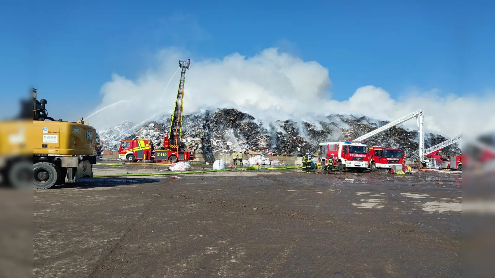 Vier Drehleitern von verschiedenen Feuerwehren sind im Dauereinsatz. (Foto: Franz)