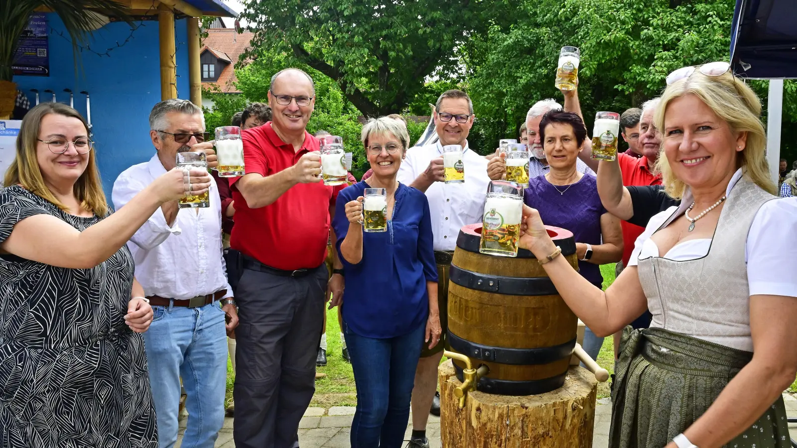 Ein Prost auf den Zusammenhalt in Langbach! (Foto: R. Lex)