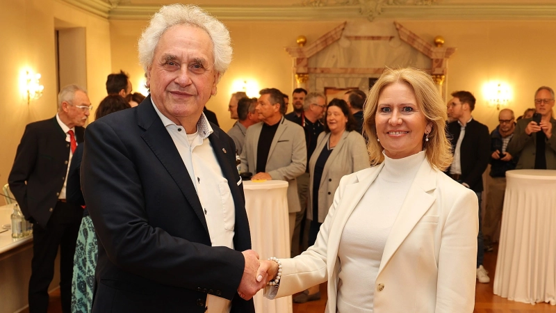 Helmut Petz gratuliert seiner Amtsnachfolgerin Susanne Hoyer zur gewonnenen Stichwahl. (Foto: LRA Freising)