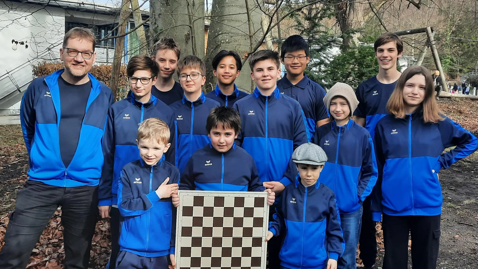 Das Freisinger Schachteam mit Trainer Matthias Zill bei den Oberbayerischen Meisterschaften. (Foto: Julia Mokry.)