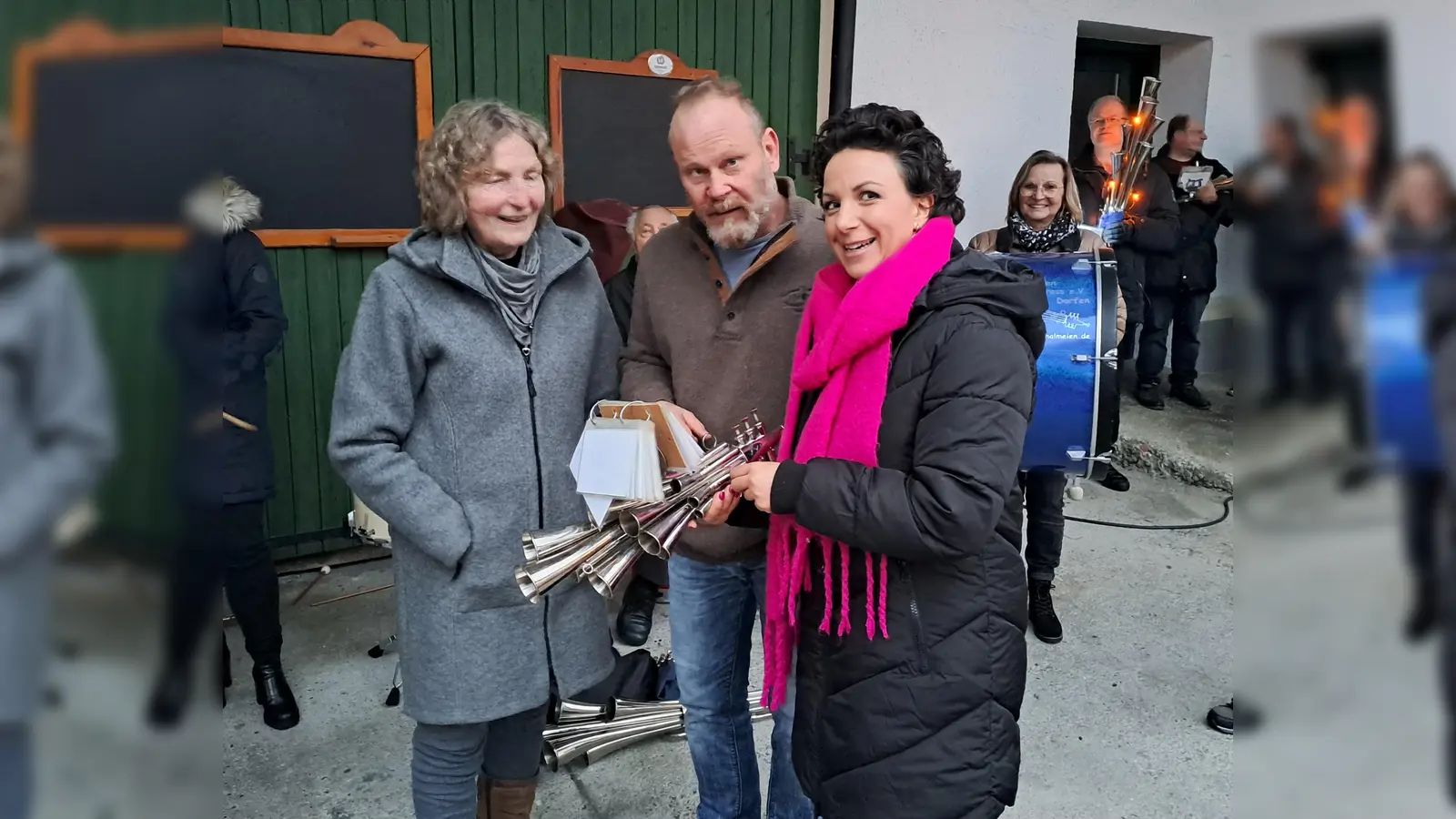 Sonja Eberl, erläutert neugierigen Zuhörern die Einzigartigkeit der Schalmei. (Foto: Isentaler Schalmeien)