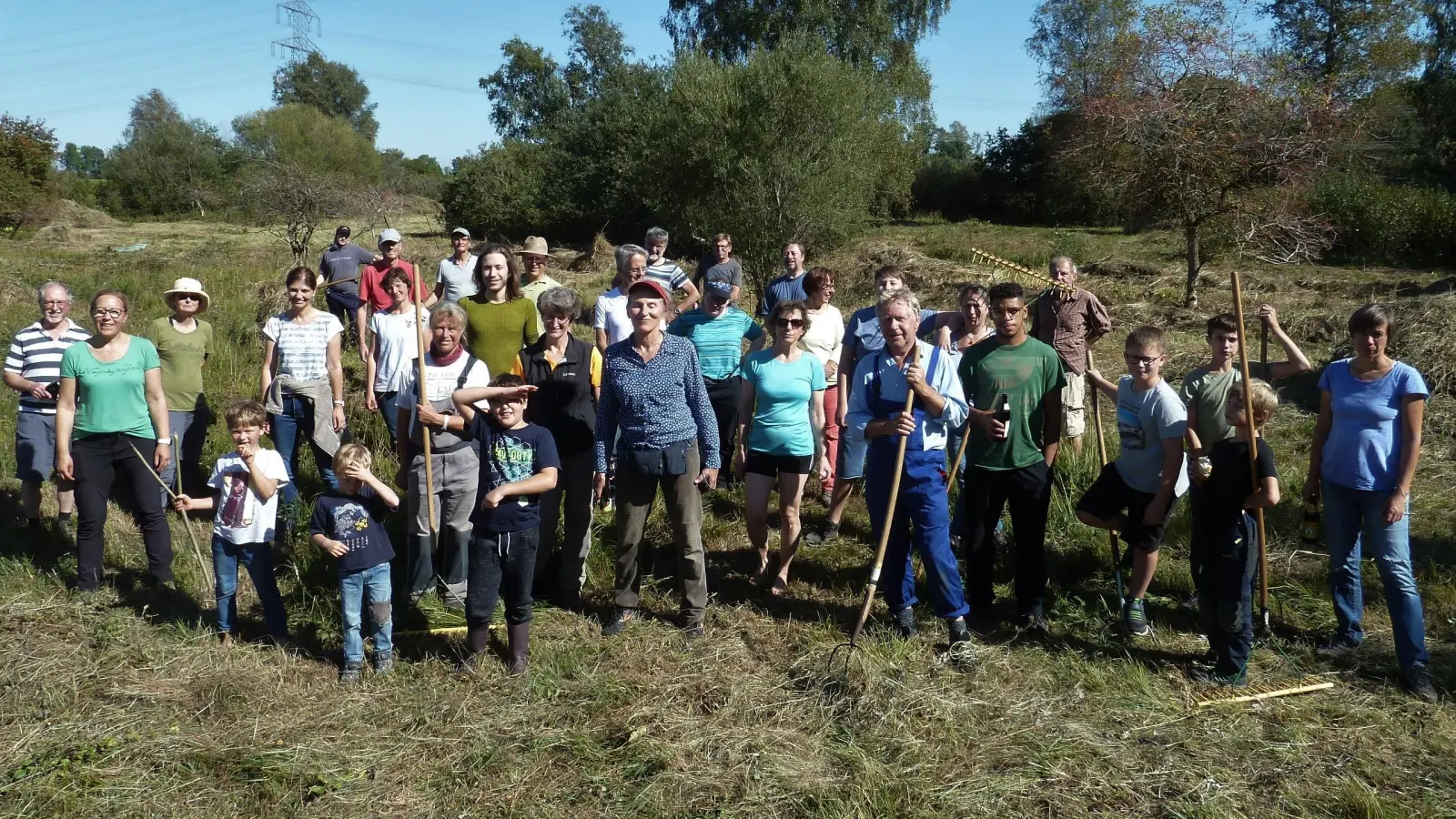 Die Aktiven von BN und Alpenkranzl Erding bei der Arbeit.  (Foto: Wolfram Honsberg)