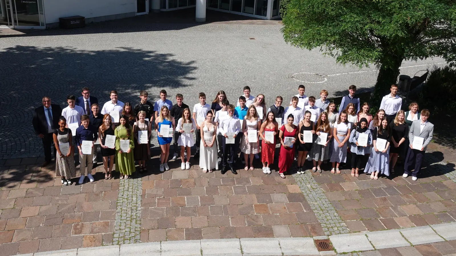 Das sind sie – die besten Absolventinnen und Absolventen der Mittelschulen im Landkreis Erding. (Foto: LRA Erding)