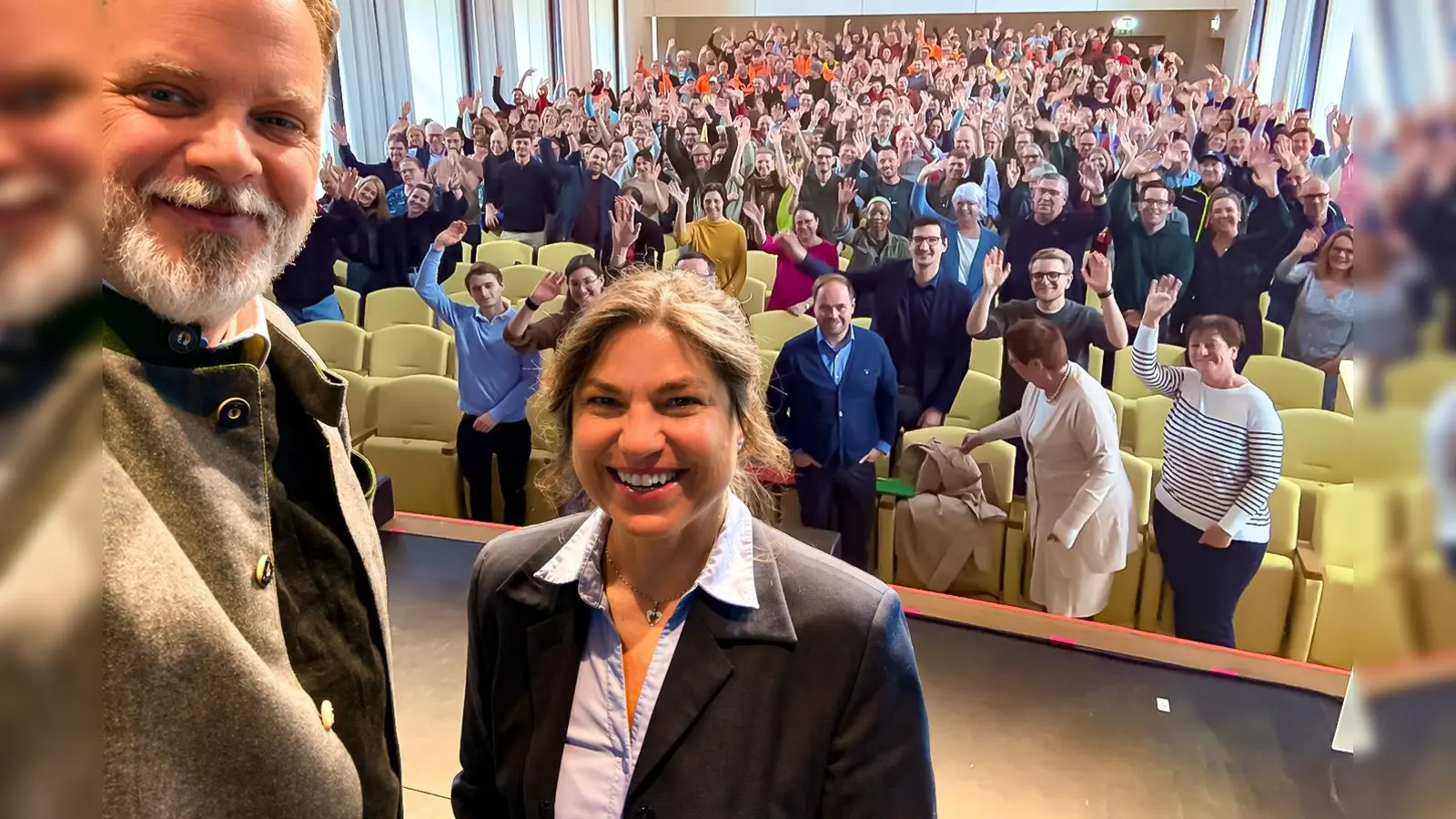 Anfang und Ende: Oberbürgermeister Eschenbacher übergibt die Amtsgeschäfte an seine Nachfolgerin, Monika Schwind. (Foto: Stadt Freising)