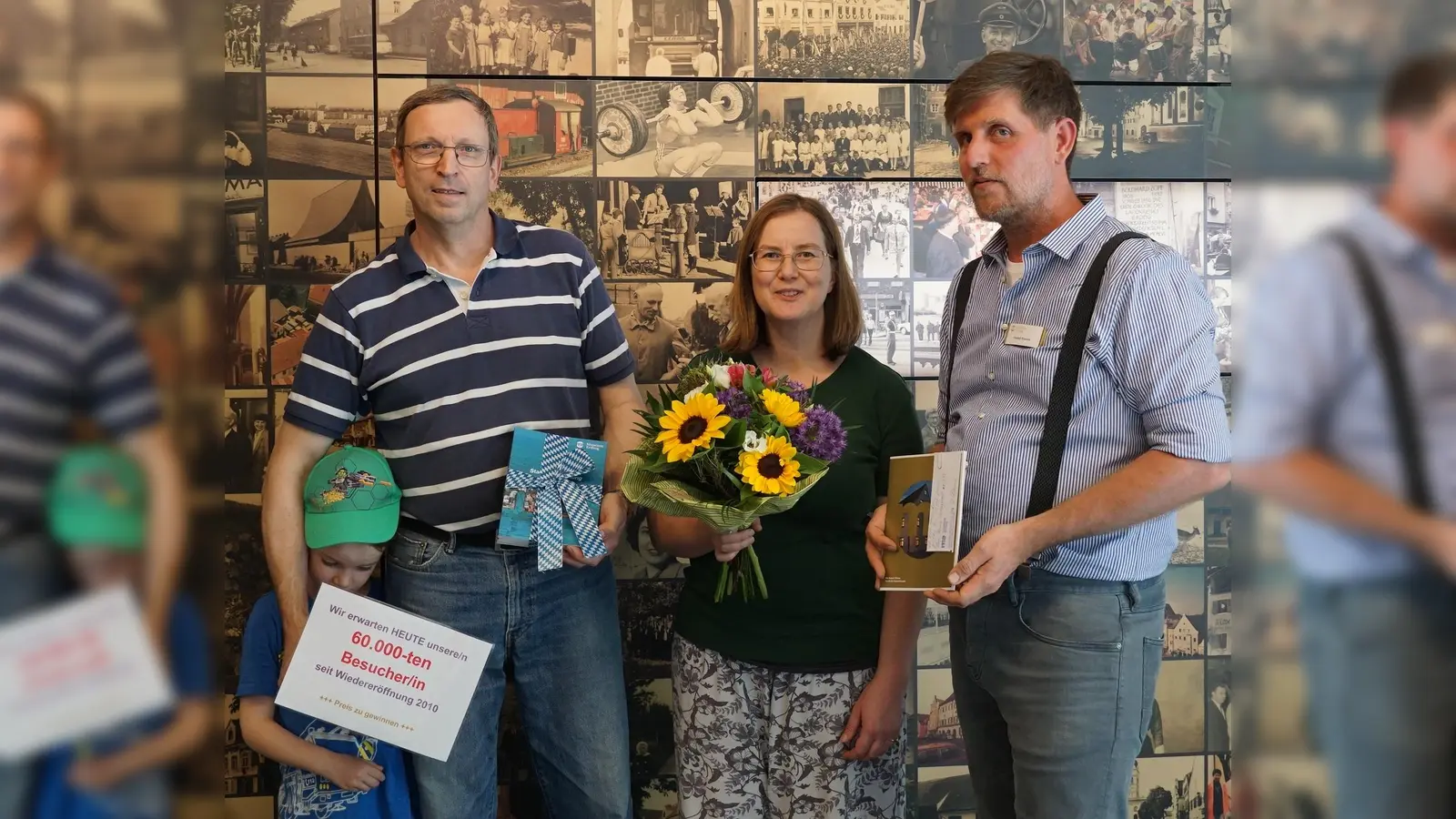 Überraschung: Familie Kriegmair wurde von Museumsleiter Harald Krause (re) als 60.000ste Besucher beglückwünscht. (Foto: Museum Erding)