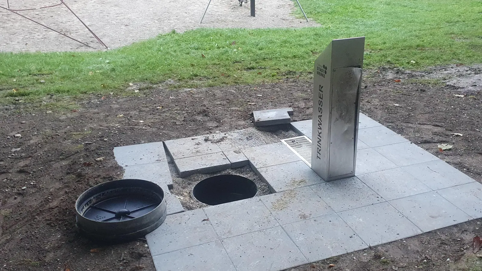 Vandalen zerstörten den neuen Brunnen noch vor der Inbetriebnahme. (Foto: Freisinger Stadtwerke)