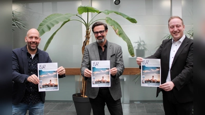 Kay Rainer, Heiko Schmidt und Bürgermeister Leonhard Spitzauer (v. li.) präsentieren stolz das neue Mitteilungsheft der Großgemeinde. (Foto: Gemeinde Vaterstetten)