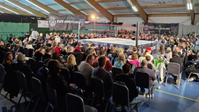 Großartige Show mit viel Publikum. Die Wrestlingshow im Schollbach. (Foto: Haas)