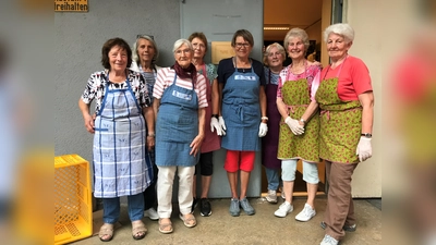 Die fleißigen Helferinnen der Tafel v.l.n.r.; Elfriede, Brigitte, Helga, Elfi, Marion, Marianne, Hilde und Therese. (Foto: Trisport Erding)