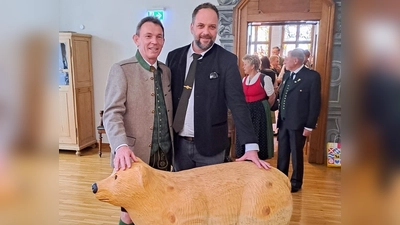 Die Überraschung ist gelungen (von links): Oberwölzer Bürgermeister Johann Schmidhofer und Oberbürgermeister Tobias Eschenbacher bei der Übergabe des neuen Bären.  (Foto: Stadt Freising)