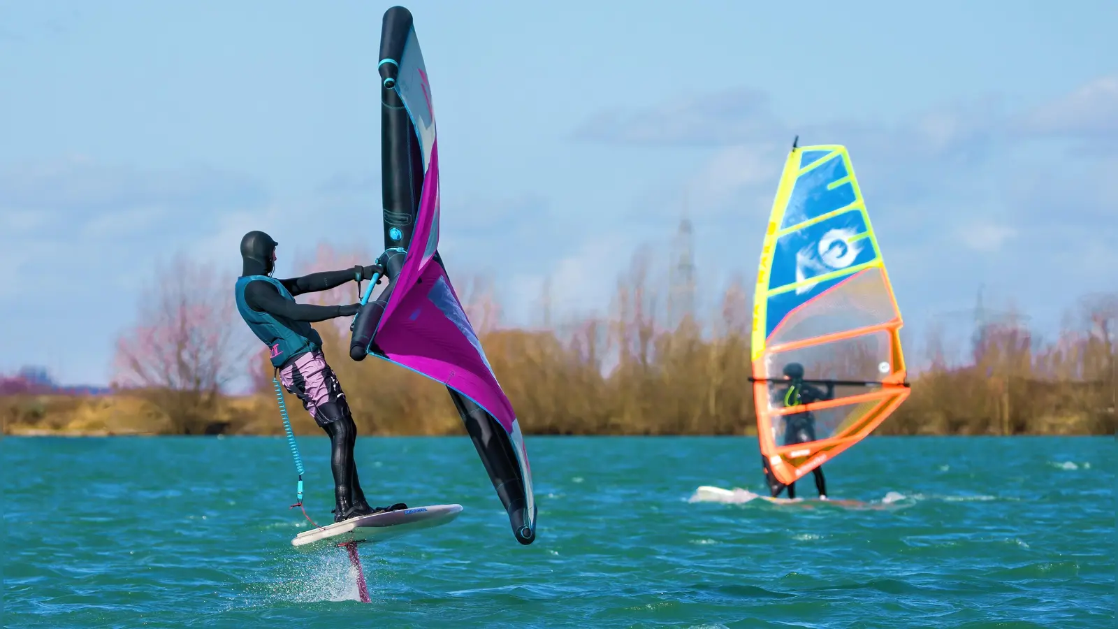 Geschützt vom Neoprenanzug waren am Wochenende futuristisch anmutende Surf-Trendsetter am Kronthaler Weiher beim Wingsurfen zu beobachten. (Foto: Dr. Michael Sachweh)