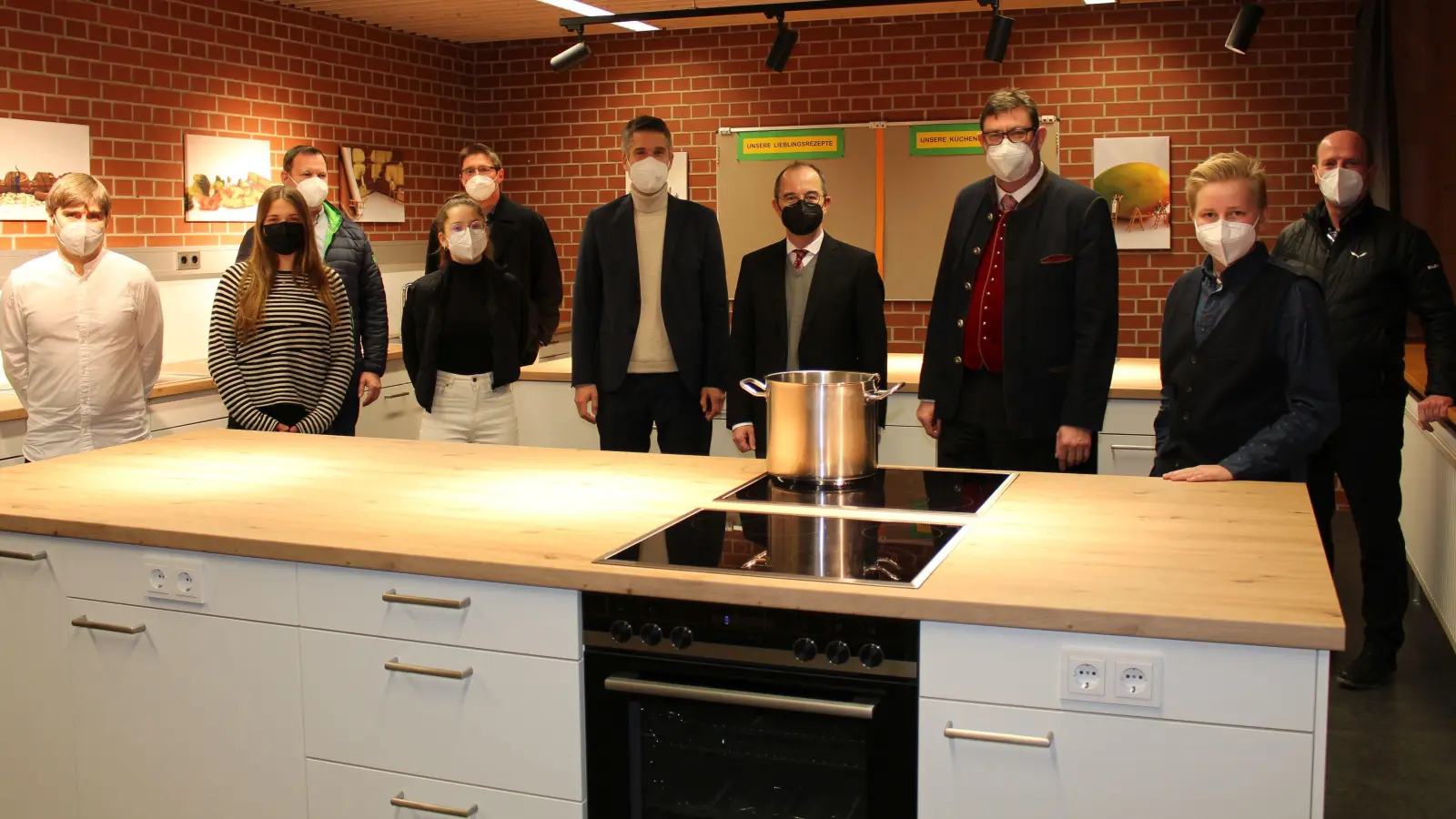 Über die neue Schulküche freuen sich (v. l.) Personalratsvorsitzender Alexander Graf, Schülersprecherin Hannah Linsmayer, Martin Angermaier (Liegenschaftsmanagement LRA), Schülersprecherin Maria Fernanda Wagner Gutiérrez, Matthias Huber (Abteilungsleiter Kreisentwicklung), Schulleiter Markus Höß, Bürgermeister Heinz Grundner, Landrat Martin Bayerstorfer, Schülersprecher Ben Gstattenbauer und Architekt Wendelin Burkhardt. (Foto: LRA)
