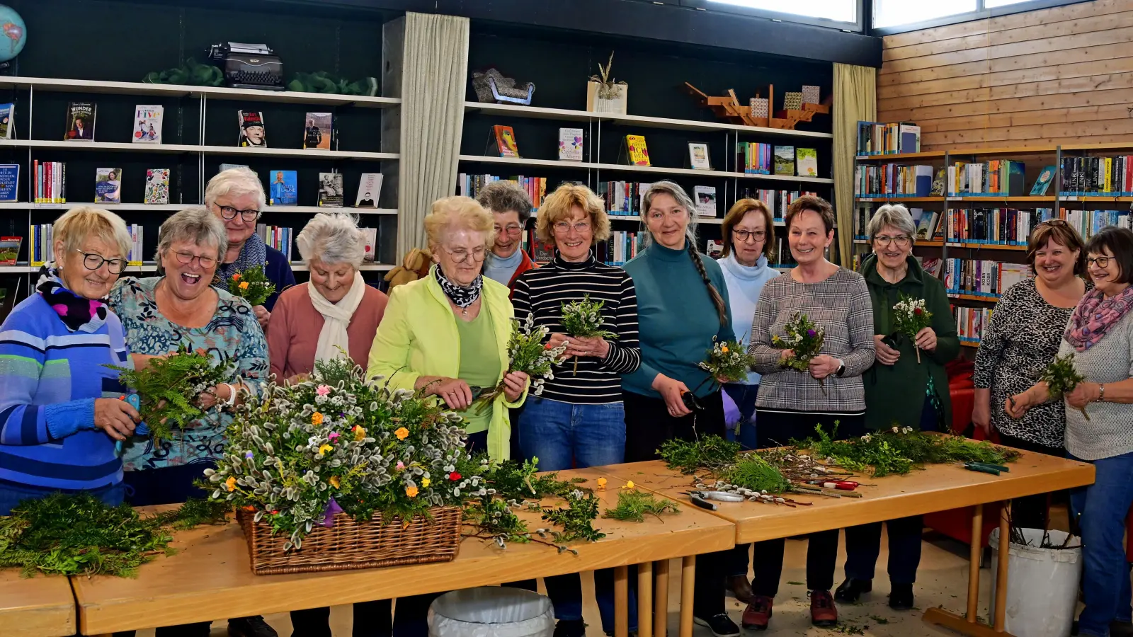 Ein Dutzend KDFB-Frauen band unter der Leitung von Gemeindereferentin Barbara Funk (3.v.l.) gut 100 Palmbuschen. Der Erlös aus den Spenden geht an den Kirchenverein Langenbach. (Foto: Lex)
