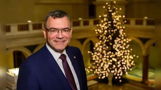 Staatsminister Dr. Florian Herrmann wünscht allen Leserinnen und Lesern des Wochenblatts ein frohes Fest.



Foto: Joerg Koch/ Bayerische Staatskanzlei
Fotograf: Joerg Koch
joerg@joergkochfoto.de;
+49-175-1815173; (Foto: Bayerische Staatskanzlei)