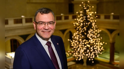 Staatsminister Dr. Florian Herrmann wünscht allen Leserinnen und Lesern des Wochenblatts ein frohes Fest.<br><br><br><br>Foto: Joerg Koch/ Bayerische Staatskanzlei<br>Fotograf: Joerg Koch<br>joerg@joergkochfoto.de;<br>+49-175-1815173; (Foto: Bayerische Staatskanzlei)