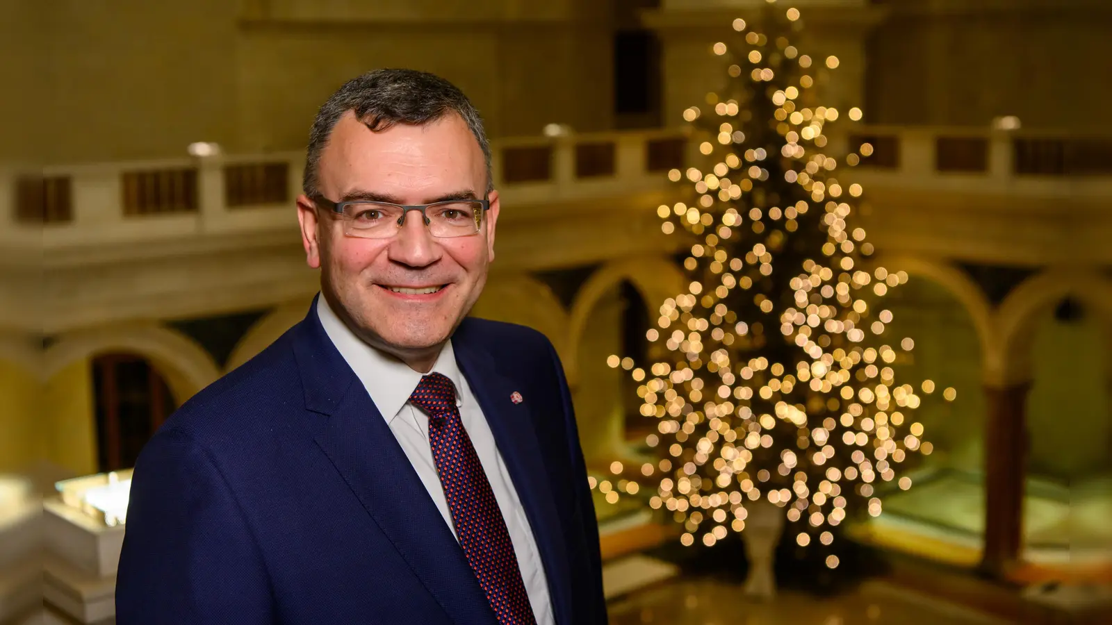 Staatsminister Dr. Florian Herrmann wünscht allen Leserinnen und Lesern des Wochenblatts ein frohes Fest.<br><br><br><br>Foto: Joerg Koch/ Bayerische Staatskanzlei<br>Fotograf: Joerg Koch<br>joerg@joergkochfoto.de;<br>+49-175-1815173; (Foto: Bayerische Staatskanzlei)