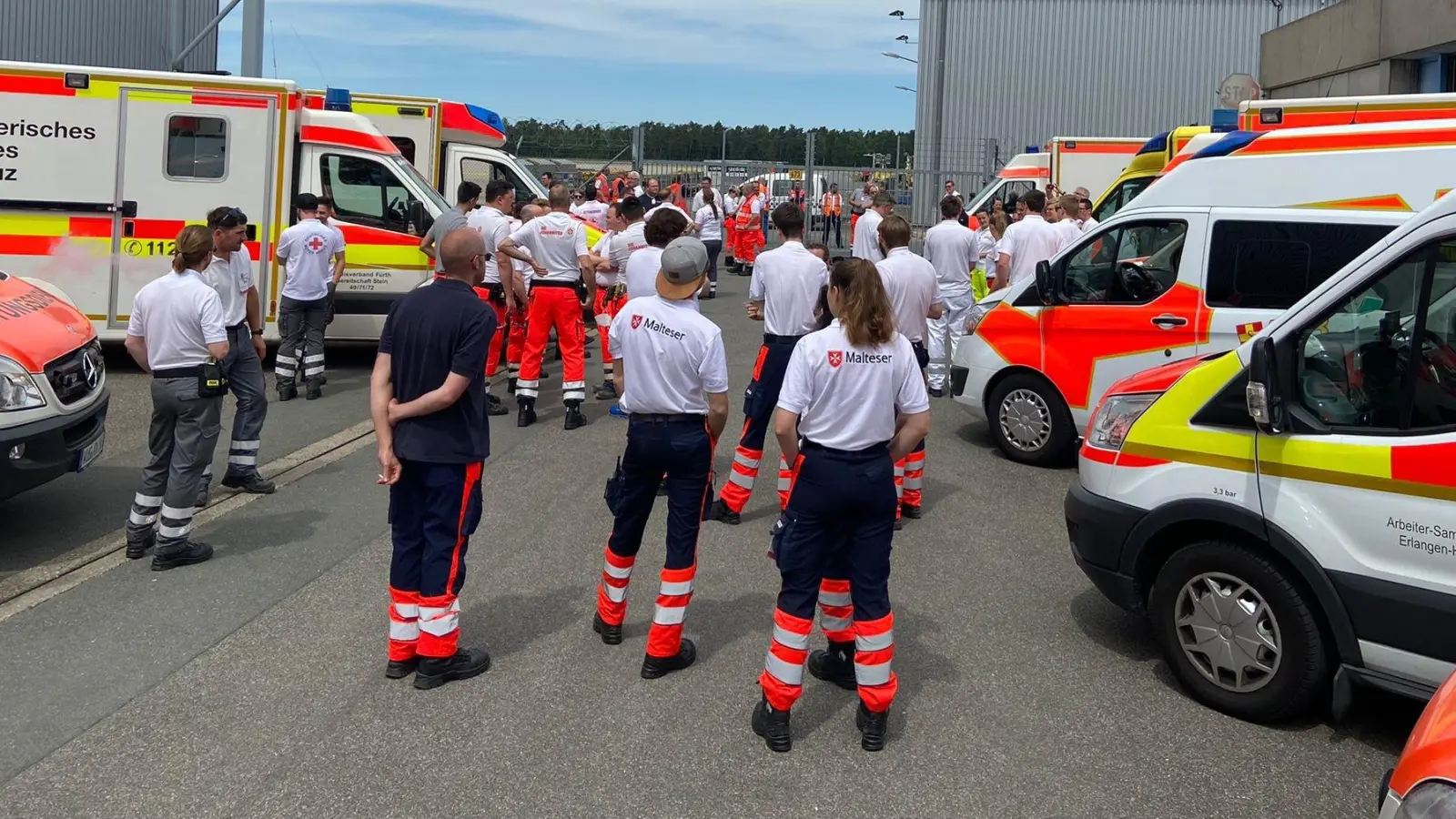 Malteser aus ganz Bayern übernahmen den Krankentransport ukrainischer Patienten vom Flughafen Nürnberg aus.  (Foto: Tobias Cako/Malteser)