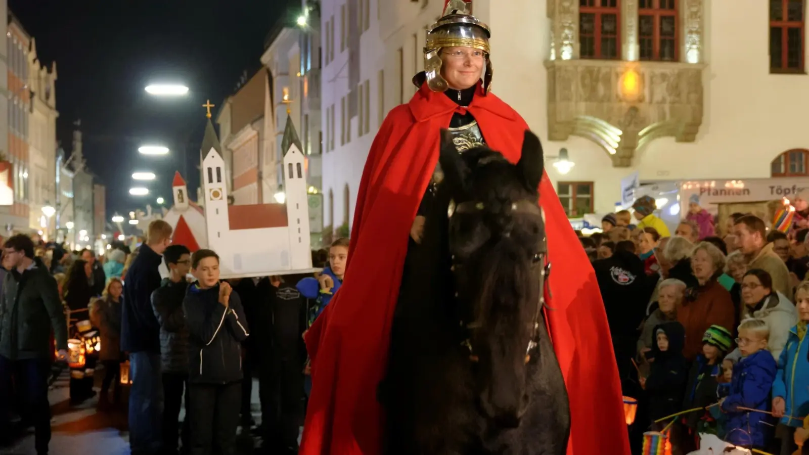 Freising hat traditionell einen beeindruckenden Martinsumzug zu bieten. Veronika Goldbach verkörpert den Heiligen. (Foto: Thomas Holzmann/Alexander Jarczyk)