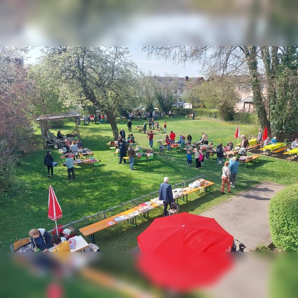 Im Pfarrgarten wechselten über 2.000 Medien den Besitzer. (Foto: Büchereiteam)