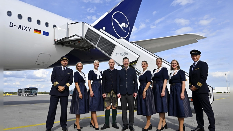 Wiesn-Stimmung am Münchner Airport: Gemeinsam mit der Lufthansa Trachtencrew haben Flughafenchef Jost Lammers (4. v.l.) und Lufthansa Hub Manager Heiko Reitz (5. v.l.) die Oktoberfestzeit auf dem Vorfeld des Münchner Airports eingeläutet. (Foto: Alex Tino Friedel - ATF Pictures)