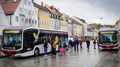 Neues Netz, neue Busse, neue Zeiten. Die E-Busse der Stadtwerke Freising. (Foto: Felix Matthey)