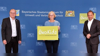 Von links: Norbert Schäffer (Vorsitzender des LBV), Carmen Günnewig (Projektleitung ÖkoKids beim LBV) und Umweltminister Thorsten Glauber. (Foto: StmUV)
