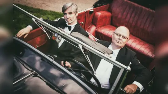 Gepflegte Eleganz, unterkühlter Charme und ein Schuss schwarzen Humors sind das Markenzeichen des Ballhausorchester-Duos. (Foto: Uli Zrenner Wolkenstein)