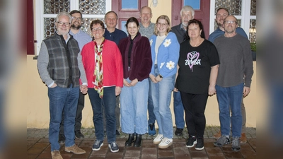Die neue Vorstandschaft der Kolpingsfamilie (von links): Stefan Geißler, Maximilian Wörndle, Helga Geißler, Andreas Gerhardt, Veronika Vogl, Günter Felbinger, Amelie Felbinger, Lorenz Strasser, Brigitte Hertel, Sebastian Rüdiger, Max Graßl. Nicht auf dem Bild sind Präses Pfarrer Martin Garmaier, Caroline Stöckl, Hans Meyerhofer. (Foto: job)