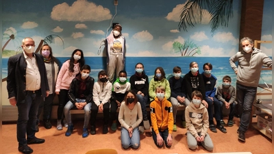 Schüler, Schulleitung und Meister am selbst erschaffenen "Strand"... (Foto: Mittelschule Isen)
