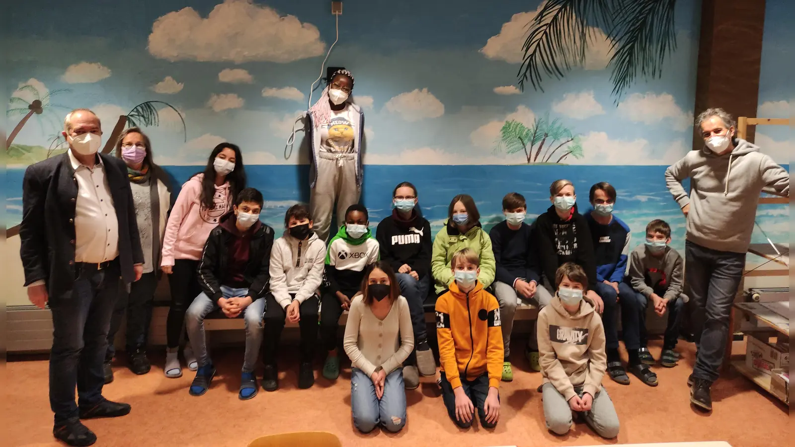 Schüler, Schulleitung und Meister am selbst erschaffenen "Strand"... (Foto: Mittelschule Isen)