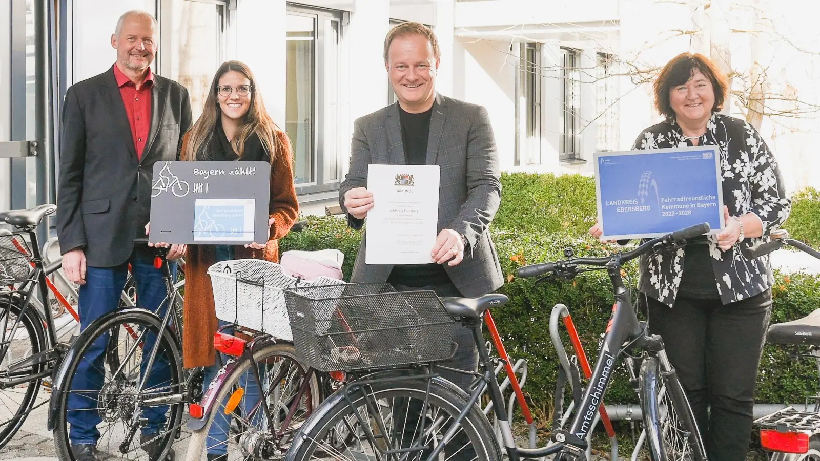Augustinus Meusel, Alexandra Holzfurtner, Landrat Robert Niedergesäß und Brigitte Keller (von links) freuen sich über die Auszeichnung. (Foto: Landratsamt Ebersberg)