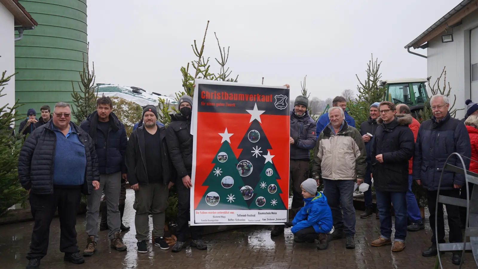 Alle wollen helfen (v.l.): Harry Hoyler von den "Helferschweinen", Comedian Markus Langer, Witzemeister Florian Fink, Tom Schmid, Jan Harms, Sepp Höllbauer (alle Falke-Schützen), Bürgermeister Georg Nagler, Reinhard Pasch (Krieger- und Soldatenkameradschaft). (Foto: Fabio Waldhör)