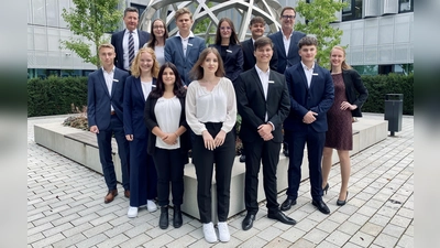 Vorstand Michael Utschneider (hinten li.) und Ausbildungsleiterin Claudia David (vorn re.) freuen sich über zehn neue Auszubildende. (Foto: Sparkasse Erding)