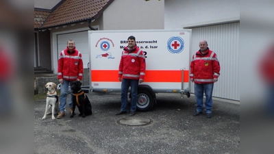 Robert Gabriel (Beauftragter WasserRettungsHunde u. stellv. TL) mit den Rettungshunden Bumba und Balu, Stefan Aigner (1. Vorsitzender), Martin Hofmann (Spender u. Pressebeauftragter).<br>  (Foto: Wasserwacht Moosburg)