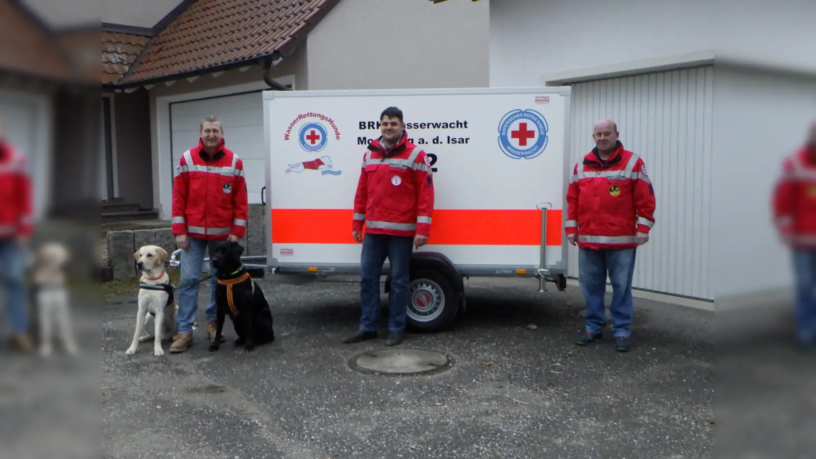 Robert Gabriel (Beauftragter WasserRettungsHunde u. stellv. TL) mit den Rettungshunden Bumba und Balu, Stefan Aigner (1. Vorsitzender), Martin Hofmann (Spender u. Pressebeauftragter).<br>  (Foto: Wasserwacht Moosburg)