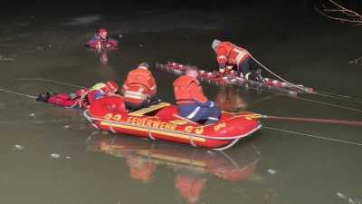 Die Spezialisten der Wasserwacht übten mit den Feuerwehrleuten die Eisrettung. (Foto: Wasserwacht)