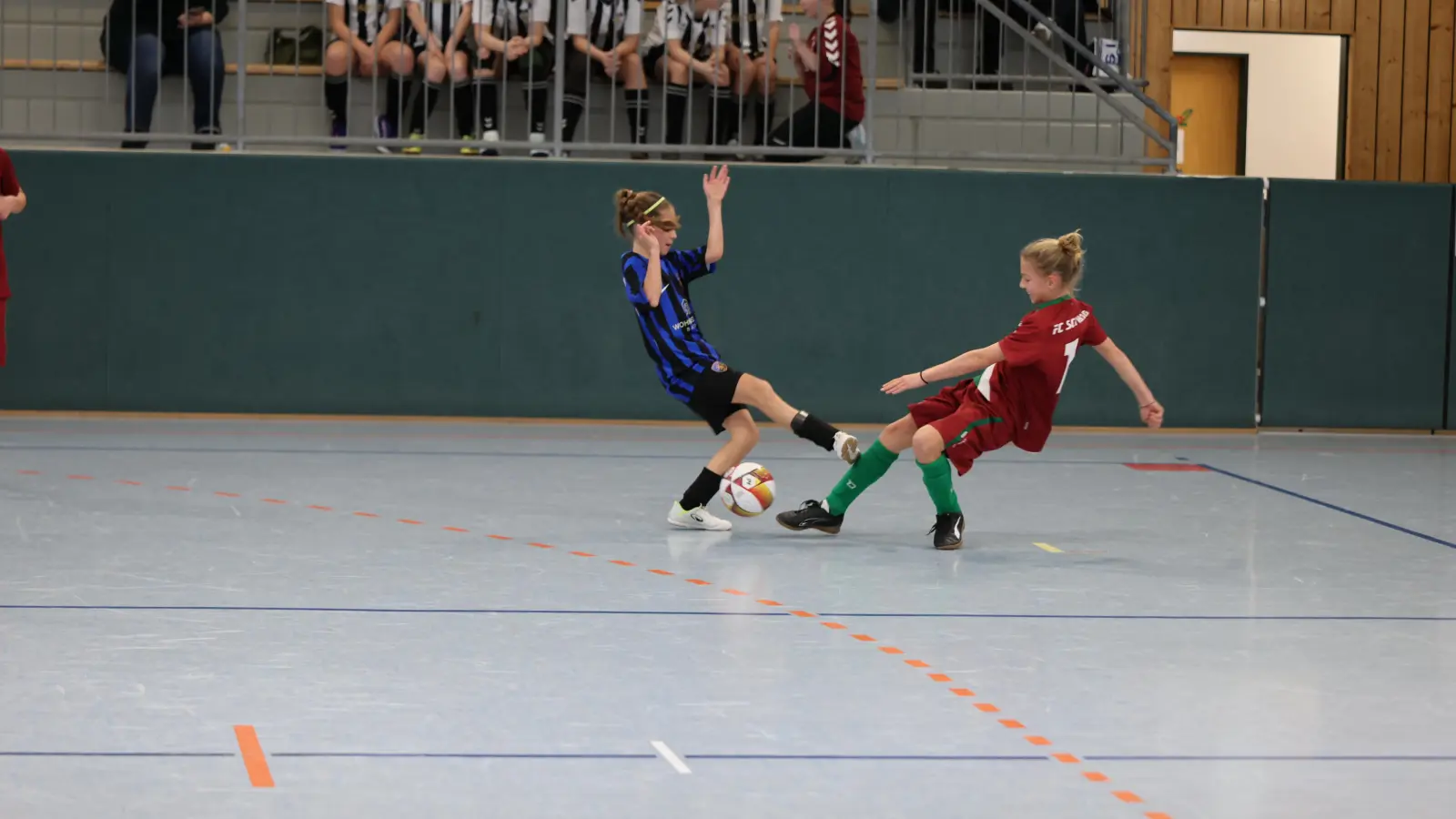 Spannende Zweikämpfe gibt es beim Hallenturnier in Schwaig wieder zu sehen. (Foto: FC Schwaig)