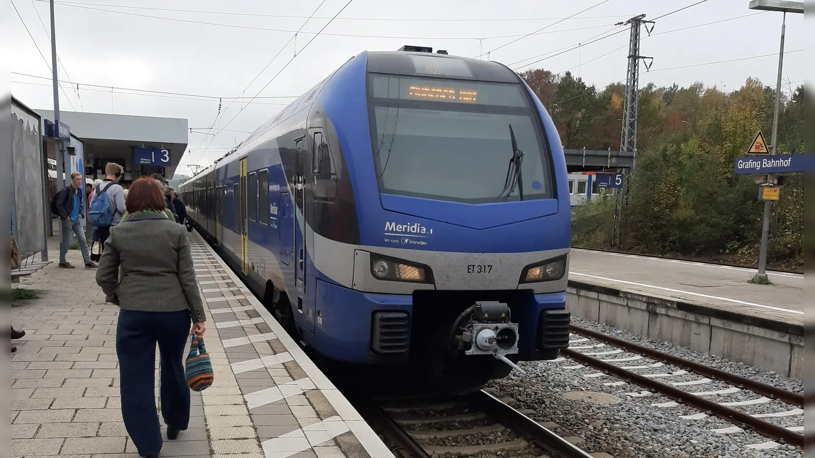 Fahrgäste des Meridian aus Rosenheim können wieder direkt zur Linie 444 umsteigen. (Foto: Stefan Dohl)