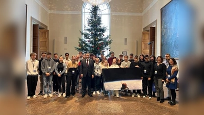 Schüler aus Moosburg stellten ihr Physik-Projekt im Landtag vor. (Foto: Büro Herrmann)