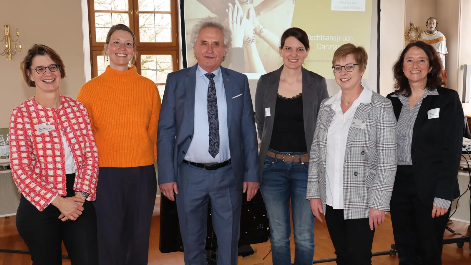 Rechtsanspruch Ganztag: Kathrin Wiedemann (v. li.) und Stephanie Rummel (beide Regierung von Oberbayern), Landrat Helmut Petz, Daniela Mertl (Abt.5 Jugend und Familie), Schulamtsdirektorin Sigrid Heck und Barbara Berger (Bildungsregion) im Landratsamt Freising. (Foto:  Landratsamt Freising)