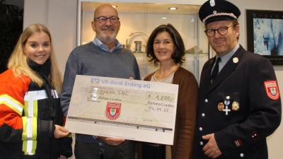 Bei der Scheckübergabe: Elena Philipp, Gerhard Herrmann, Edith Herrmann, Anton Speckmaier (v.li.). (Foto: FF Hohenlinden)