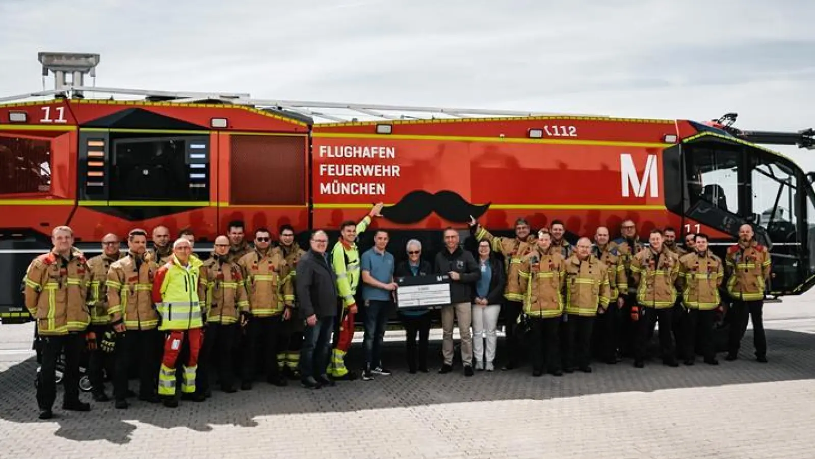 Die Bärte ab für den guten Zweck. Über 5.000 Euro konnte die Flughafenfeuerwehr spenden. (Foto: Flughafen München)