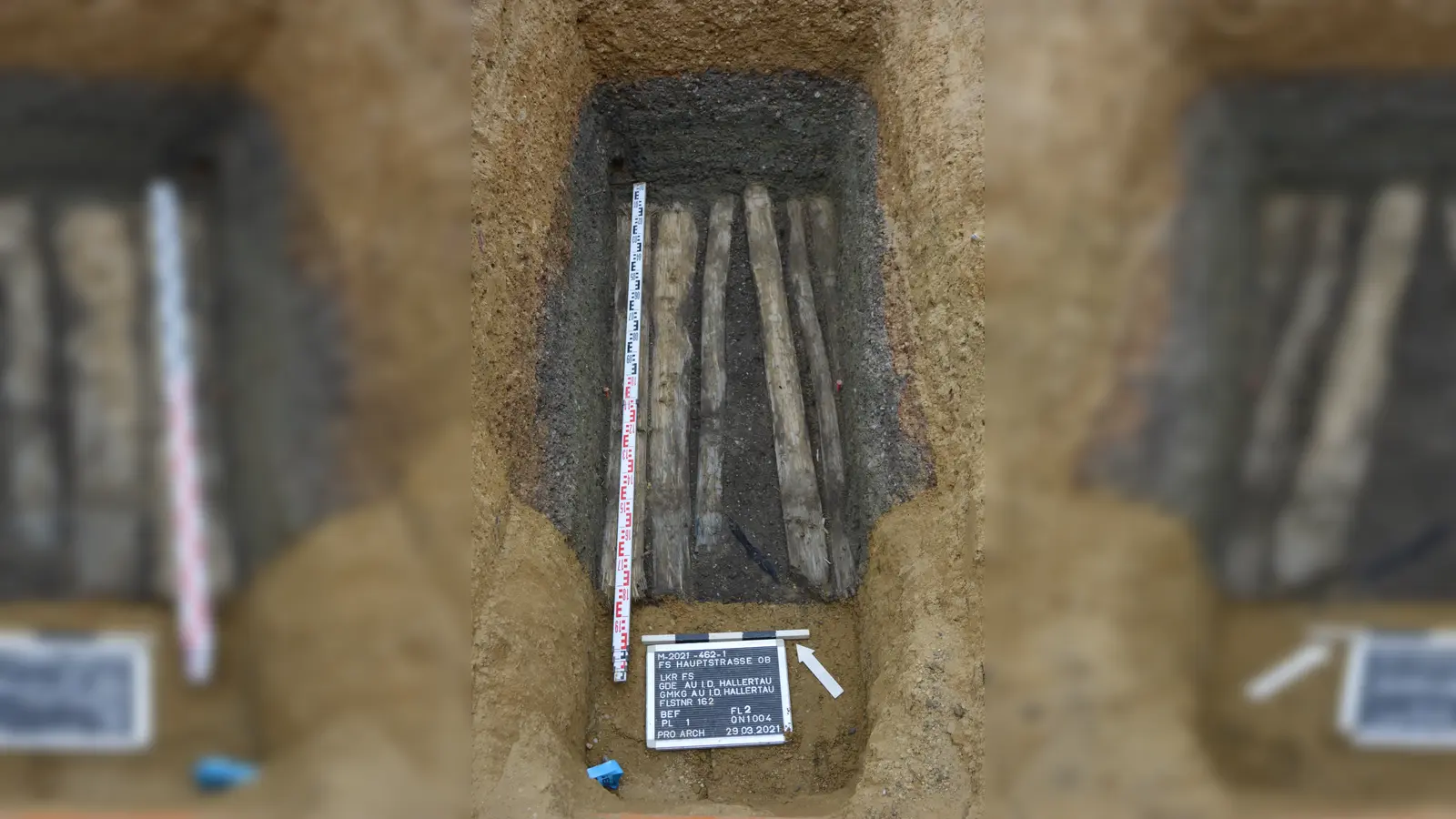 Teile des Holzbohlenweges im Bereich der Unteren Hauptstraße in Au i.d. Hallertau. (Foto: Pro Arch Prospektion und Archäologie)