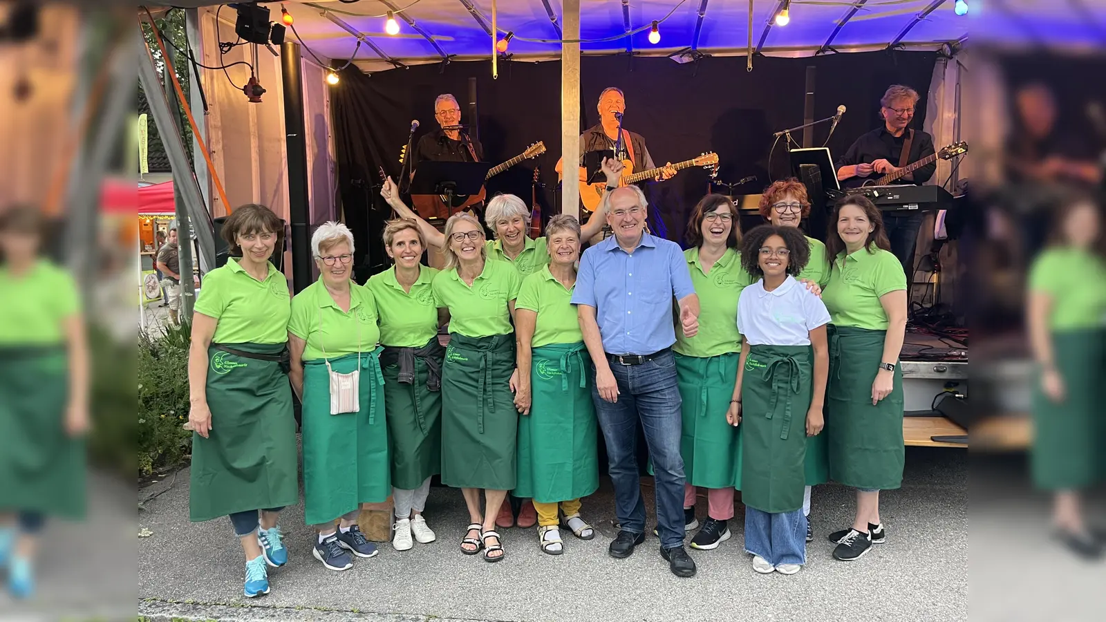 Die Glonner Marktweiber freuen sich mit Bürgermeister Josef Oswald auf viele Besucher beim Nachtflohmarkt. (Foto: Marktweiber)