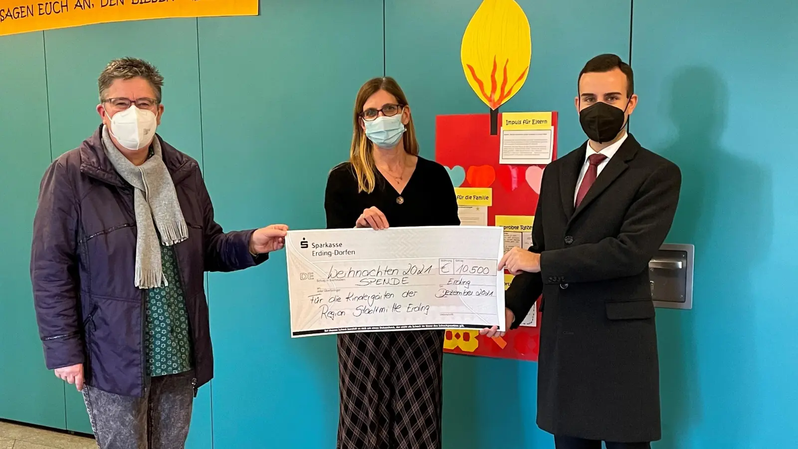 Sabine Materna, Leiterin Verwaltung des Kath. Kitaverbundes Erding, Andrea Schmid, Leiterin Kindergarten St. Johannes und Privatkundenberater Georgis Zafiris (v.li.) bei der Übergabe. (Foto: Sparkasse)