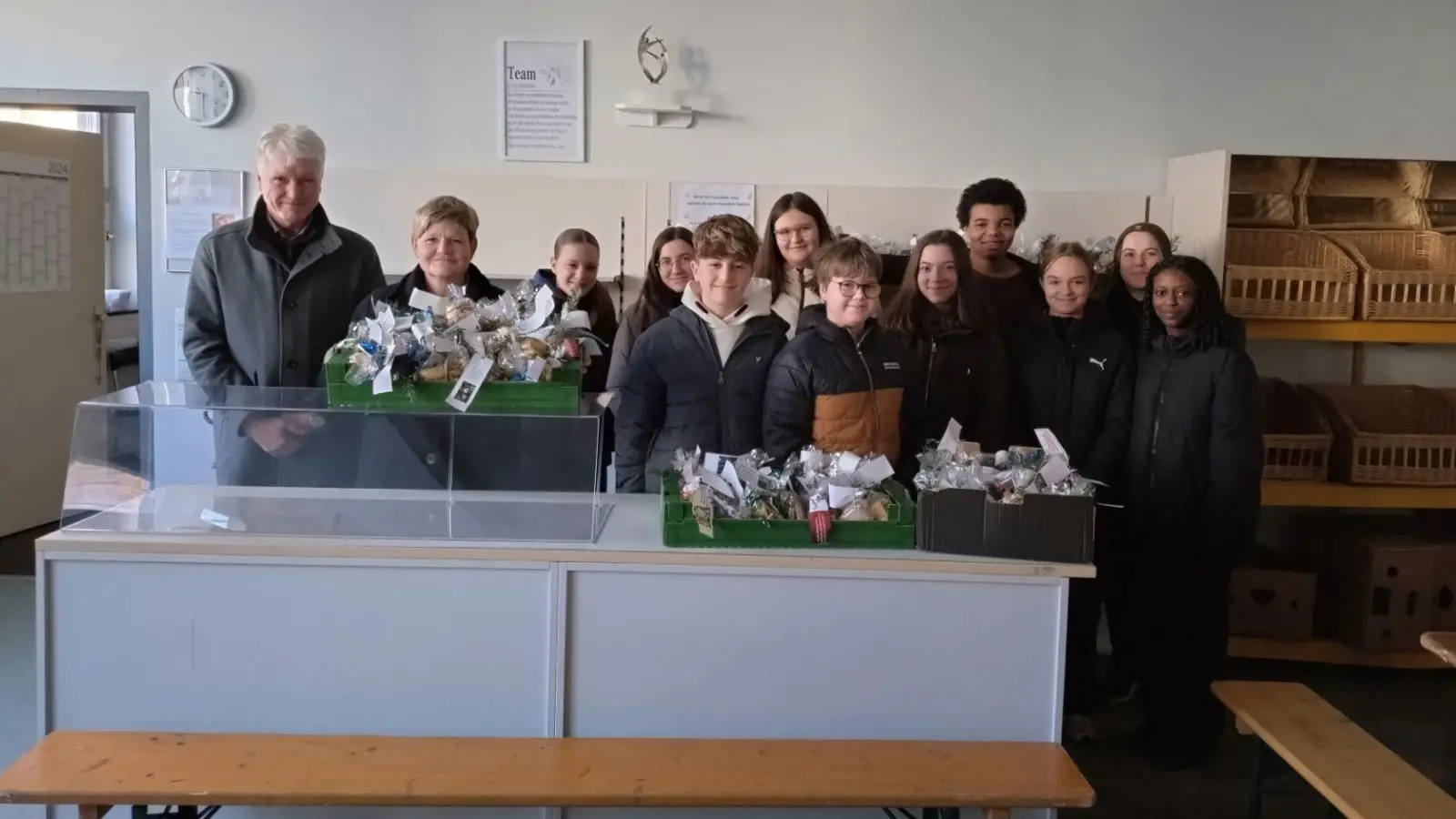 Die Schülerinnen und Schüler der Mittelschule bei der Übergabe. (Foto: Mittelschule)