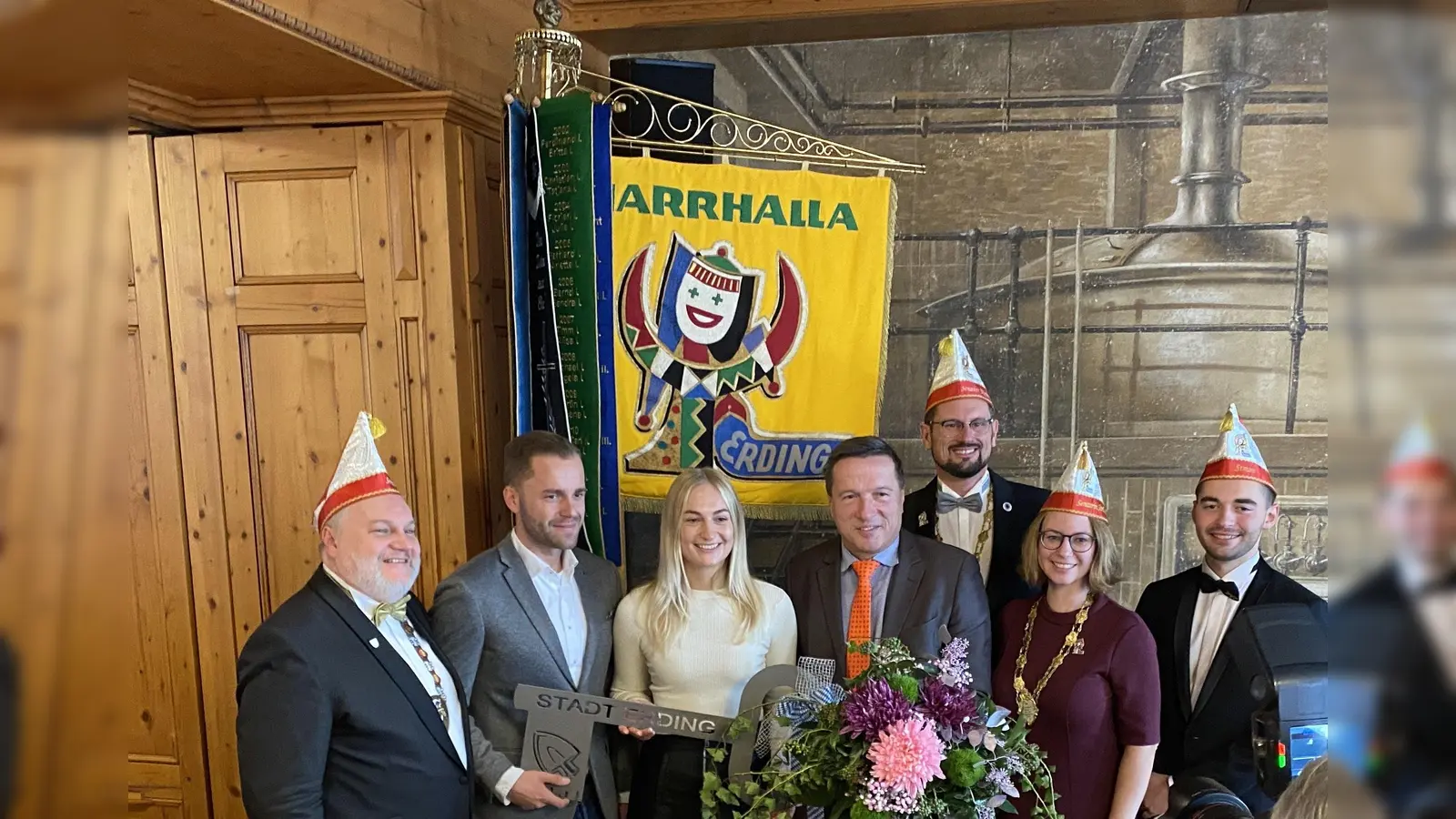 Detlef Felixberger (Narrhalla-Präsident) mit Prinz Alexander i: und Prinzessin Amilie I. neben OB Max Gotz, Dieter Jäckel (1. stellv. Präsident), Sarah Wille (Schatzmeisterin) und Simon Gotz (2. stellv. Präsident). (Foto: Michael Rubenberger)