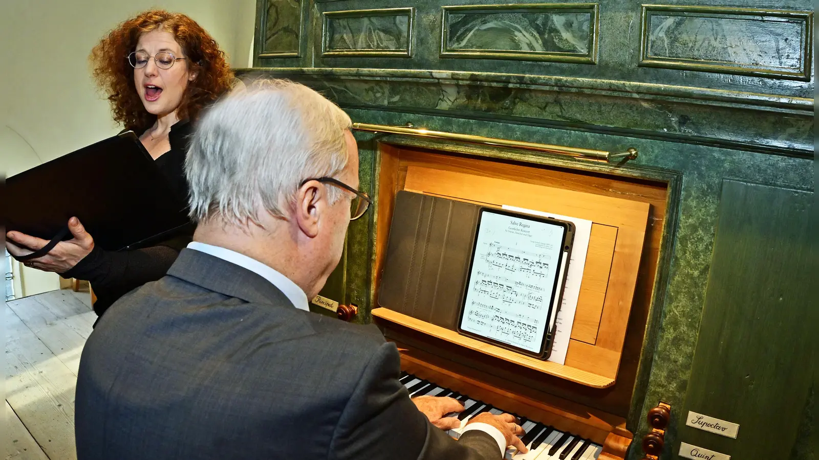 Beate und Wolfgang Kiechle bereiteten den Acheringern mit Gesang und Spiel auf der restaurierten Pfaffenbichler-Orgel von 1785 einen unvergesslichen Abend. (Foto: R. Lex)
