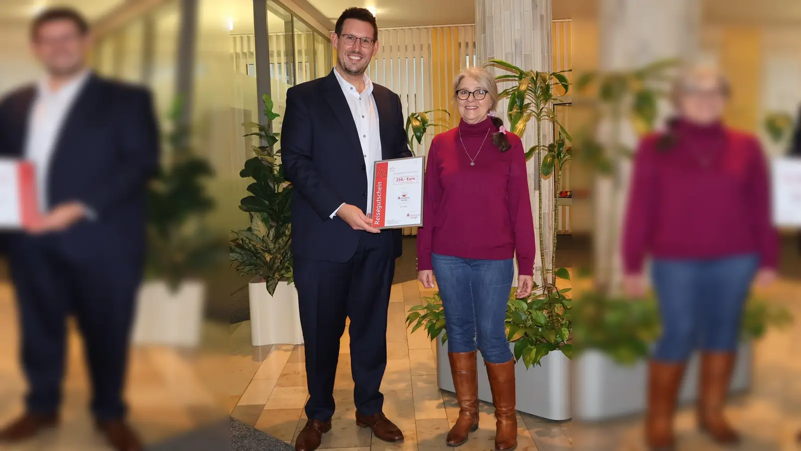Sebastian Fruhner überreicht den Gutschein an Maria Renner. (Foto: Sparkasse)